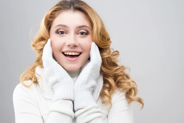 Retrato de cerca de una chica rubia en un jersey blanco cálido aislado sobre fondo blanco — Foto de Stock
