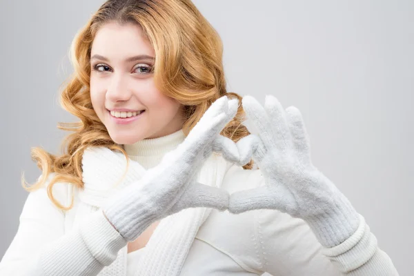 Retrato de cerca de una chica rubia en un jersey blanco cálido aislado sobre fondo blanco — Foto de Stock