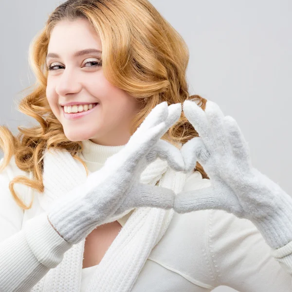 Retrato de cerca de una chica rubia en un jersey blanco cálido aislado sobre fondo blanco — Foto de Stock