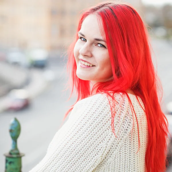 Portrét mladá dáma s jasně červené vlasy nosí bílý svetr na balkóně — Stock fotografie