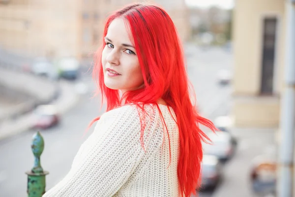 Retrato de una joven con el pelo rojo brillante usando jersey blanco en un balcón —  Fotos de Stock