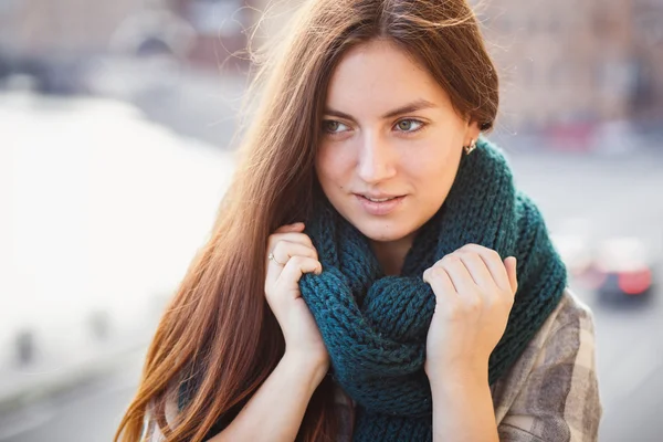 Retrato de una joven con una bufanda verde posando en un balcón — Foto de Stock