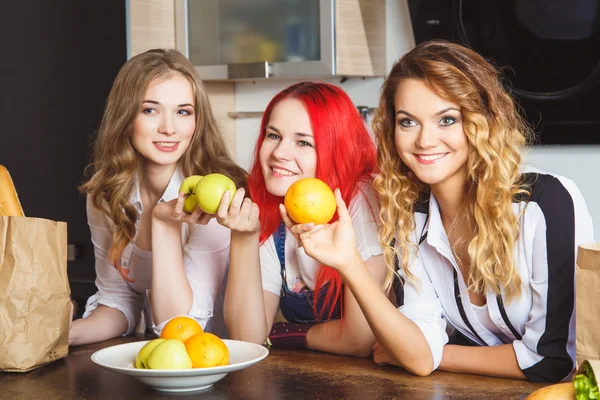 Группа молодых женщин в кухонной комнате готовит еду — стоковое фото