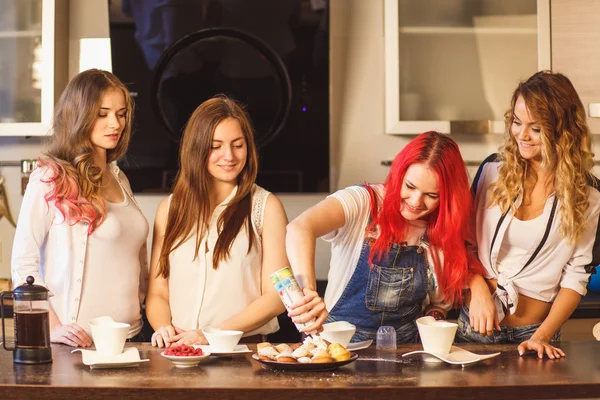 Gruppo di giovani donne in una sala da cucina preparare il cibo — Foto Stock