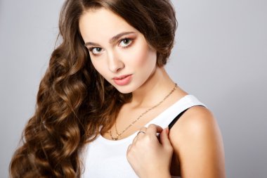 Yakın çekim muhteşem saçlı ve doğal makyaj güzel genç kadın portresi. Moda güzellik fotoğraf