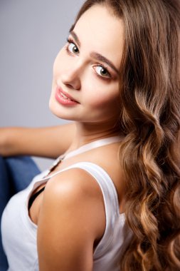 Yakın çekim muhteşem saçlı ve doğal makyaj güzel genç kadın portresi. Moda güzellik fotoğraf