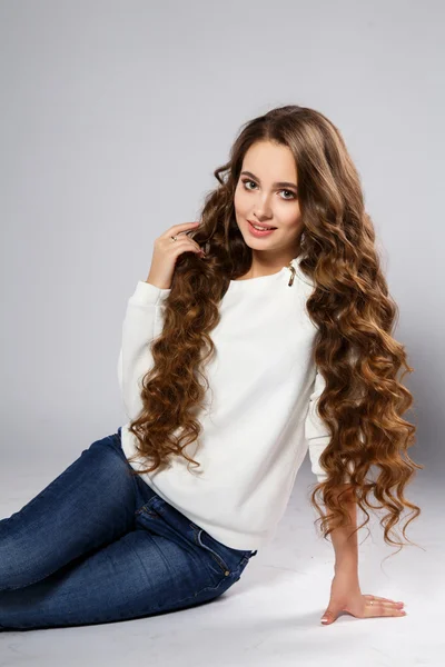 Nahaufnahme Porträt einer schönen jungen Frau mit wunderschönen Haaren und natürlichem Make-up in lässiger Kleidung. Mode Schönheit Foto, lässige Jeans-Stil — Stockfoto