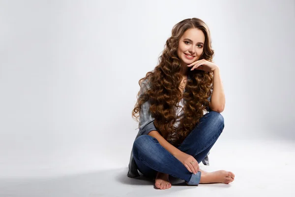 Close-up portrait of beautiful young woman with gorgeous hair and natural makeup wearing casual clothes. Fashion beauty photo, casual jeans style — Stock Fotó