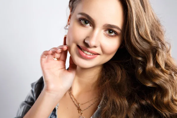 Retrato de cerca de una hermosa mujer joven con hermoso cabello y maquillaje natural. Moda belleza foto — Foto de Stock