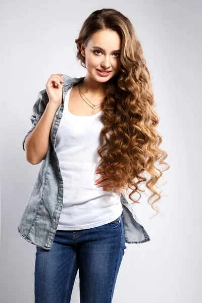 Nahaufnahme Porträt einer schönen jungen Frau mit wunderschönen Haaren und natürlichem Make-up in lässiger Kleidung. Mode Schönheit Foto, lässige Jeans-Stil — Stockfoto