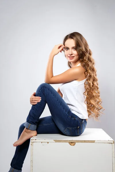 Close-up portrait of beautiful young woman with gorgeous hair and natural makeup wearing casual clothes. Fashion beauty photo, casual jeans style — Zdjęcie stockowe