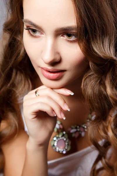 Close-up portret pięknej młodej kobiety z wspaniałe włosy i makijaż naturalny. Moda uroda Zdjęcie — Zdjęcie stockowe