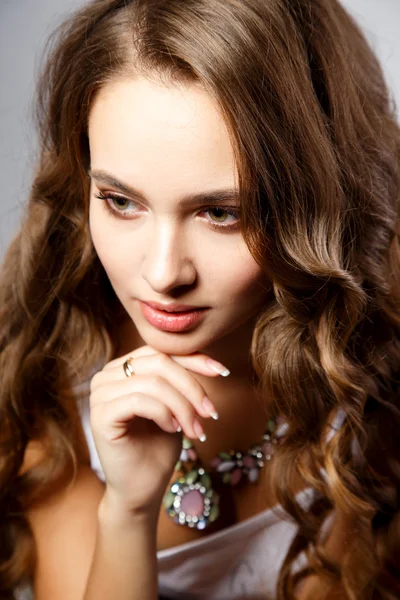 Nahaufnahme Porträt einer schönen jungen Frau mit wunderschönen Haaren und natürlichem Make-up. Mode Schönheit Foto — Stockfoto