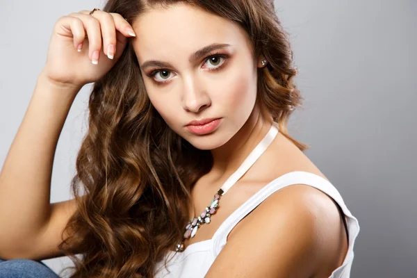 Gyönyörű fiatal nő, gyönyörű haj és smink természetes közelről portréja. Divat szépség fénykép — Stock Fotó