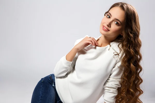 Nahaufnahme Porträt einer schönen jungen Frau mit wunderschönen Haaren und natürlichem Make-up in lässiger Kleidung. Mode Schönheit Foto, lässige Jeans-Stil — Stockfoto