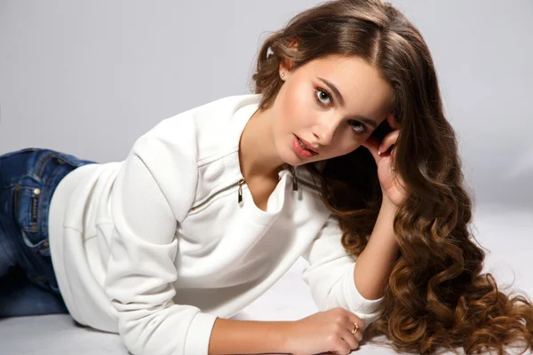 Retrato de cerca de una hermosa mujer joven con hermoso cabello y maquillaje natural usando ropa casual. Foto de belleza de moda, estilo vaquero casual —  Fotos de Stock