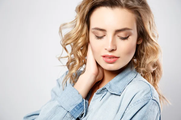 Retrato de cerca de una hermosa mujer joven con hermoso cabello y maquillaje natural. Moda belleza foto — Foto de Stock