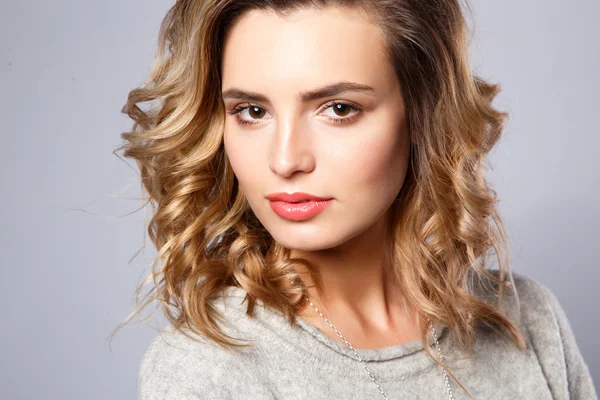 Retrato de cerca de una hermosa mujer joven con hermoso cabello y maquillaje natural. Moda belleza foto —  Fotos de Stock