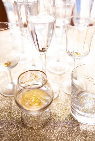 Flera Champagneglas Över Guld Jul Bakgrund Att Fira Nyårskonceptet — Stockfoto