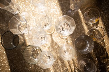 Altın arkaplanda birkaç şampanya kadehi var. Yeni yıl konseptini kutlamak.