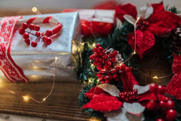 Подарки Рождественская Корона Деревянном Фоне Огнями Новый Год Рождество — стоковое фото