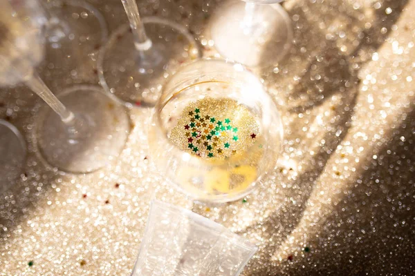Várias Taças Champanhe Sobre Fundo Natal Dourado Celebrando Conceito Ano — Fotografia de Stock