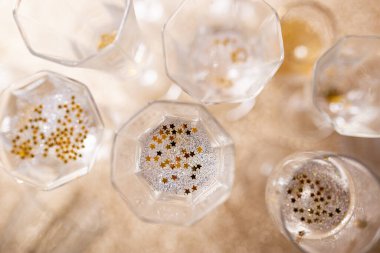 Altın arkaplanda birkaç şampanya kadehi var. Yeni yıl konseptini kutlamak.