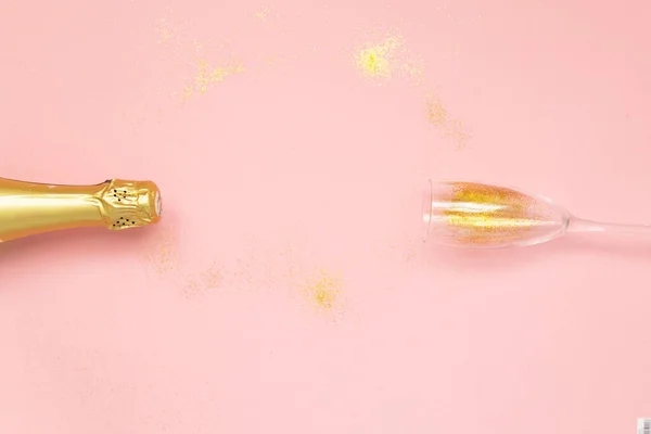 Flaska Med Champagne Och Glas Med Guldglitter Rosa Bakgrund Festinredning — Stockfoto