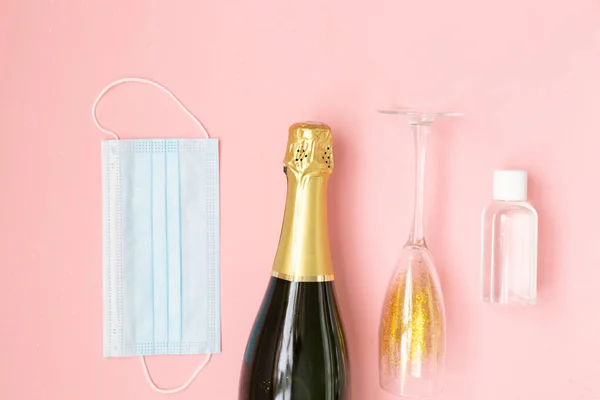 Flaska Med Champagne Ansikte Mask Hand Sanering Gel Och Glas — Stockfoto