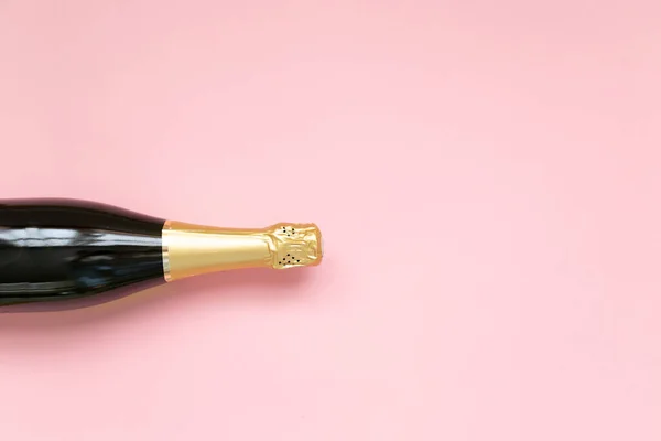 Champagne Flaska Rosa Bakgrund Festinredning Julen Födelsedagen Eller Bröllopskonceptet Ett — Stockfoto
