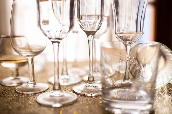 Flera Champagneglas Över Guld Jul Bakgrund Att Fira Nyårskonceptet — Stockfoto