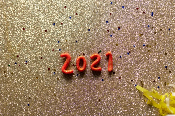 Confetti ฉลองป ใหม 2021 บนพ นหล งทองค าแวว — ภาพถ่ายสต็อก