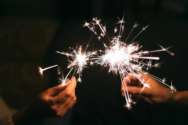 Brucia Scintillante Capodanno Luce Del Bengala Che Disperde Piccole Scintille — Foto Stock