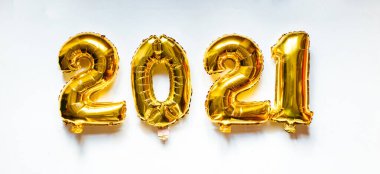 Beyaz arka planda 2021 numaralı altın folyo balonları. Mutlu yıllar 2021 kutlamaları..