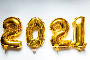 Beyaz arka planda 2021 numaralı altın folyo balonları. Mutlu yıllar 2021 kutlamaları..