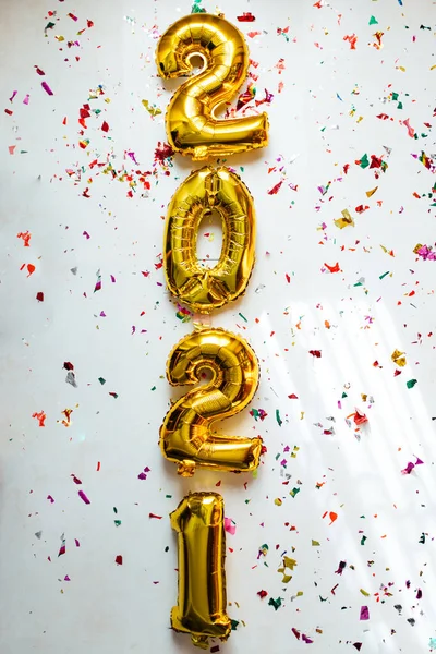 Gold Foil Balloons Numeral 2021 Colorful Confetti White Background Happy — Stock Photo, Image