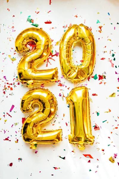 Gold Foil Balloons Numeral 2021 Colorful Confetti White Background Happy — Stock Photo, Image