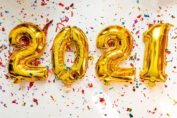 กโป งฟอยล ทองหมายเลข 2021 Confetti บนพ นหล ขาว ใหม 2021 — ภาพถ่ายสต็อก