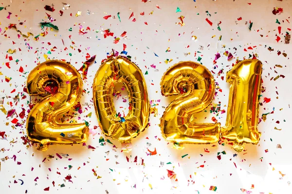 กโป งฟอยล ทองหมายเลข 2021 Confetti บนพ นหล ขาว ใหม 2021 — ภาพถ่ายสต็อก