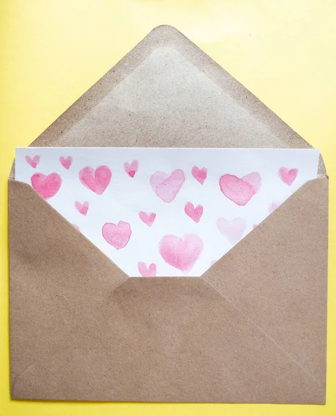 List Miłosny Kolorze Wody Różowe Serca Kopercie Rzemiosła Żółtym Tle — Zdjęcie stockowe
