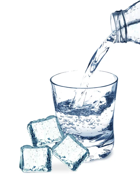 Eiswürfel und Wasser — Stockfoto