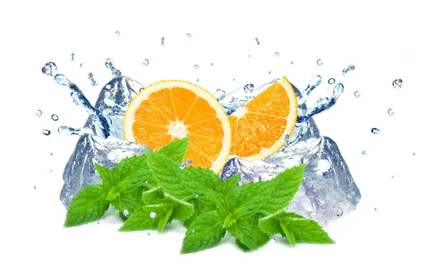 Salpicos de laranja e água — Fotografia de Stock