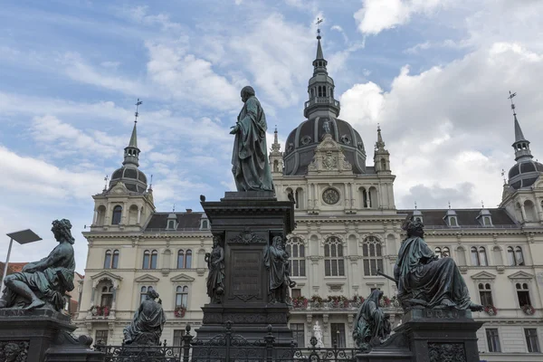 Fontaine et Hôtel de Ville Erzherzog Johann à Graz, Autriche — Photo