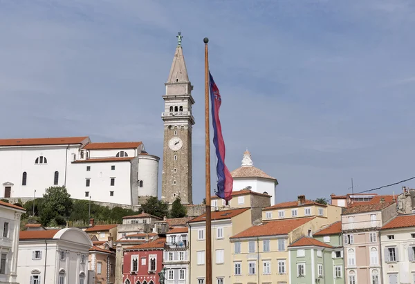 De oude stad Piran stadsgezicht uit plein Tartinjev trg, Slovenië. — Stockfoto