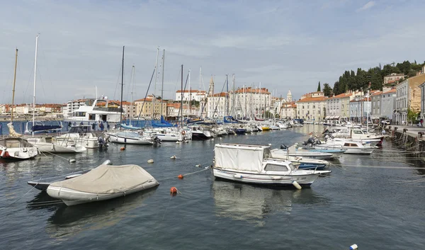 Marina e la vecchia città costiera Pirano in Slovenia . — Foto Stock