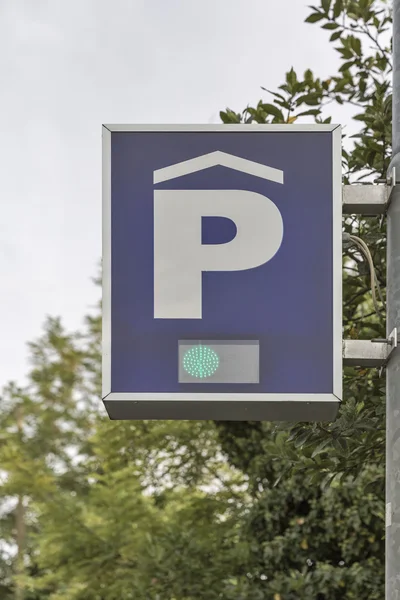 Sinais de trânsito para estacionamento e zonas francas pagas — Fotografia de Stock