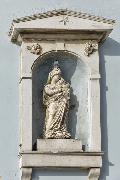 Standbeeld van de Maagd Maria op stenen muur in Piran, Slovenië — Stockfoto