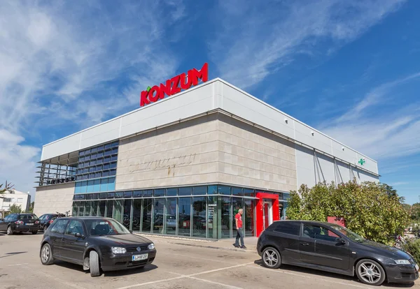 Konzum Chain Supermarket i Novigrad, Kroatien. — Stockfoto