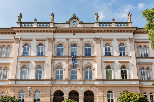 Edificio de la escuela secundaria Maribor en Eslovenia — Foto de Stock