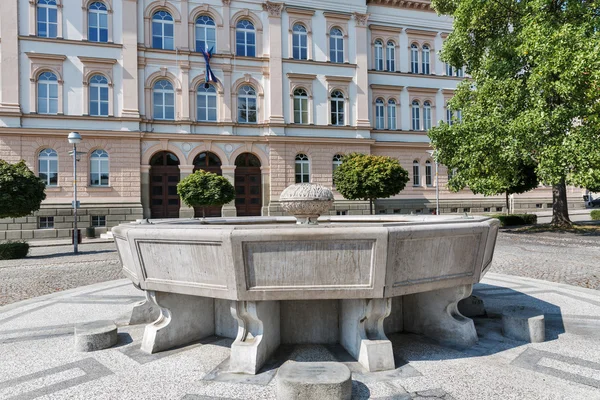 Fuente frente al edificio de la escuela secundaria Maribor, Eslovenia —  Fotos de Stock
